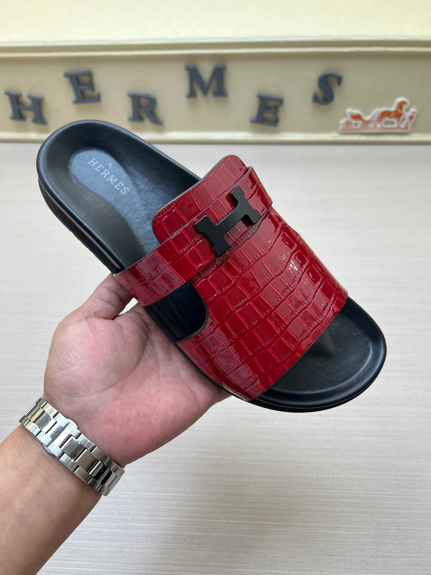 [H Family Hermès] P: 360💰 Size: 38-45 Hermes Men’s Kazimir Slippers - 2025 Summer New Hermès Same as the original version, with colored cowhide surface + rubber combined sole, handmade by master-level craftsmen! ❥High-end customization, exclusive products, the highest version in the industry.